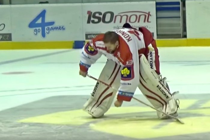 Ilustračný obrázok k článku Ukázal srdce šoumena: Brankár Braňo Konrád vyzabával plné tribúny fanúšikov