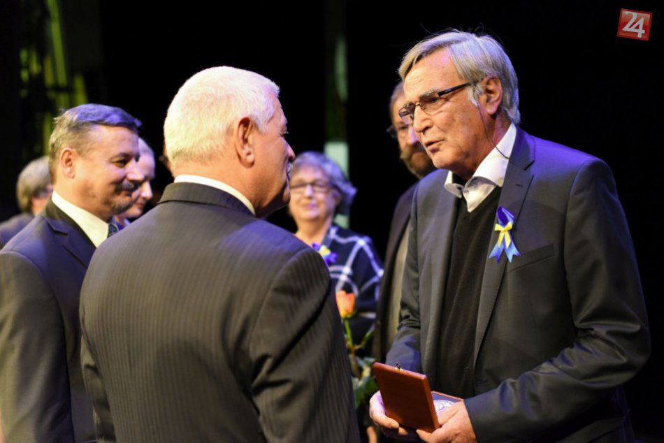 Ilustračný obrázok k článku Kraj ocenil významné osobnosti: Nechýba medzi nimi futbalista, spisovateľ a iní