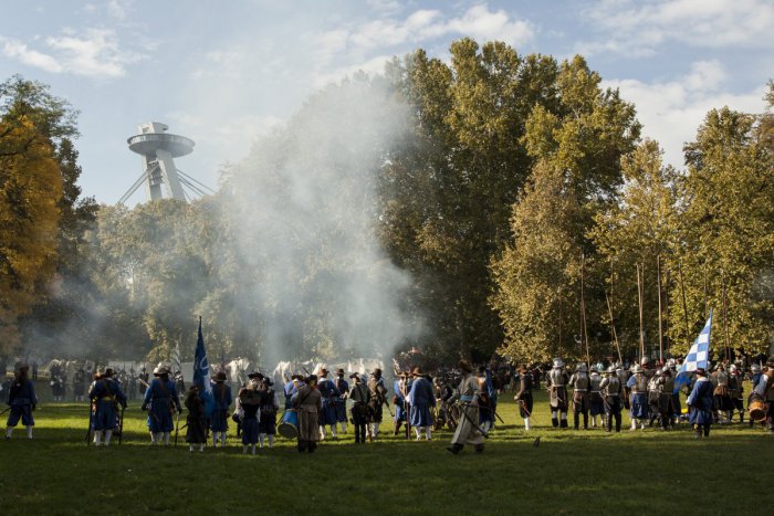 Ilustračný obrázok k článku OBRAZOM: Bratislava sa vrátila do minulosti. Sad Janka Kráľa sa zmenil na veľké bojisko