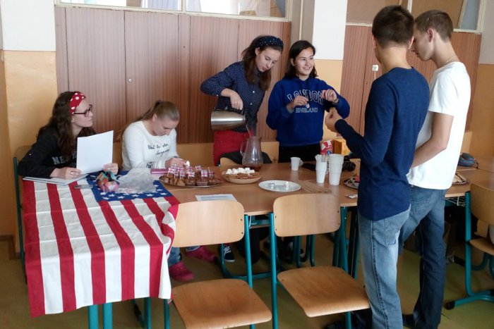 Ilustračný obrázok k článku Na novom gympli servírovali sendvič kráľovnej Viktórie. Tak oslávili Európsky deň jazykov