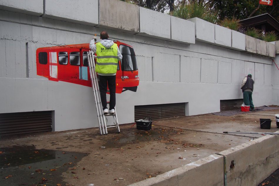 Ilustračný obrázok k článku Konečne sa mesto rozhýbalo a odstránilo grafity zo zastávky SAV a jej okolia