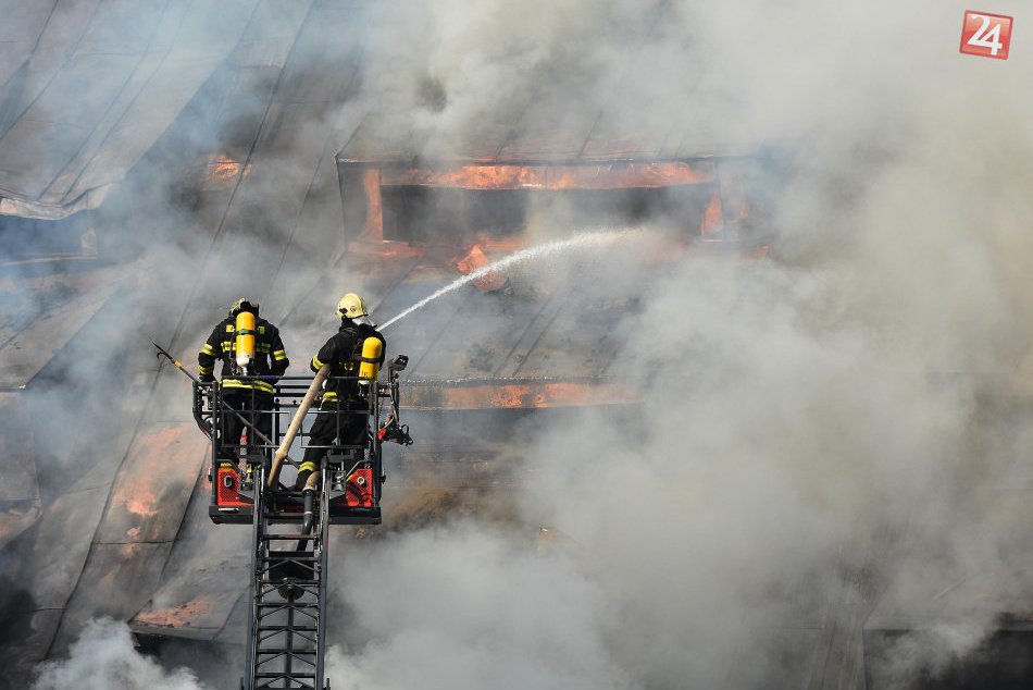 Ilustračný obrázok k článku Hasiči potrebujú ďalšie posily: Skryté ohniská pri hoteli im dávajú poriadne zabrať!