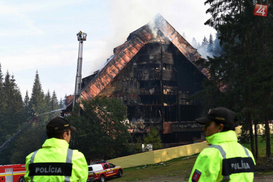 Ilustračný obrázok k článku Nové FOTO z požiaru v hoteli Junior Jasná: Hasiči stále bojujú so živlom!