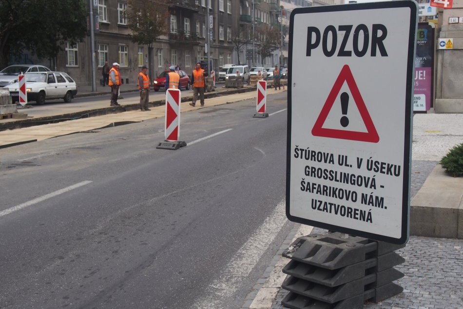 Ilustračný obrázok k článku Vodiči pozor! Pripravte sa na ďalšie dopravné obmedzenia v hlavnom meste