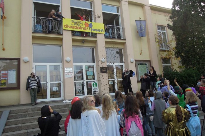 Ilustračný obrázok k článku Do Lučenca prichádza Divadelná jeseň: Pozrite si PROGRAM predstavení, ktoré sa chystajú