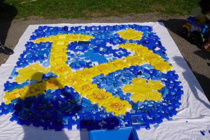 Ilustračný obrázok k článku Aj malé deti dokážu veľké veci: Na školskom dvore vytvorili erb nášho mesta