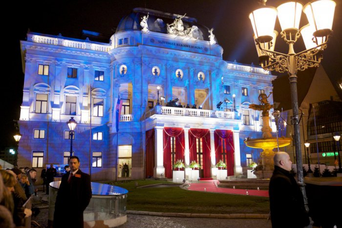 Ilustračný obrázok k článku Ples v opere sprevádza verejná finančná zbierka na podporu Centier včasnej intervencie