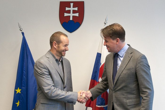 Ilustračný obrázok k článku Preveria obstarávanie za milióny eur pre Jaguar: Podnety považuje Stromček za lacný trik