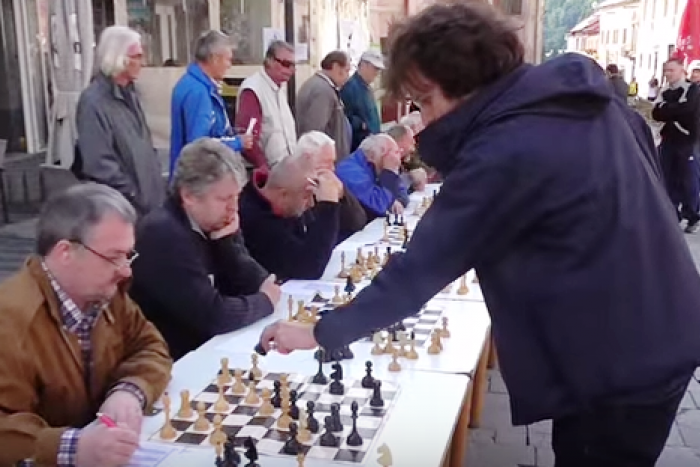 Ilustračný obrázok k článku Pre niektorých možno nudná hra: Na kremnickej pešej ale spravili šou, aká sa len tak nevidí! VIDEO