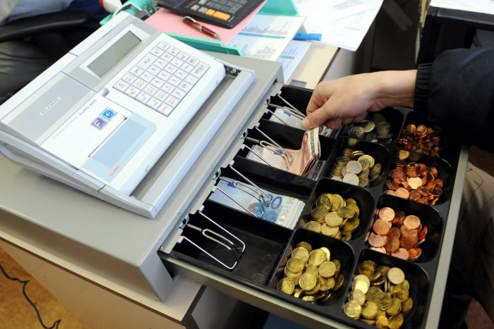 Ilustračný obrázok k článku Nitrianski colníci si posvietili aj na jarmočníkov: Rozdali pokuty za vyše 9-tisíc eur