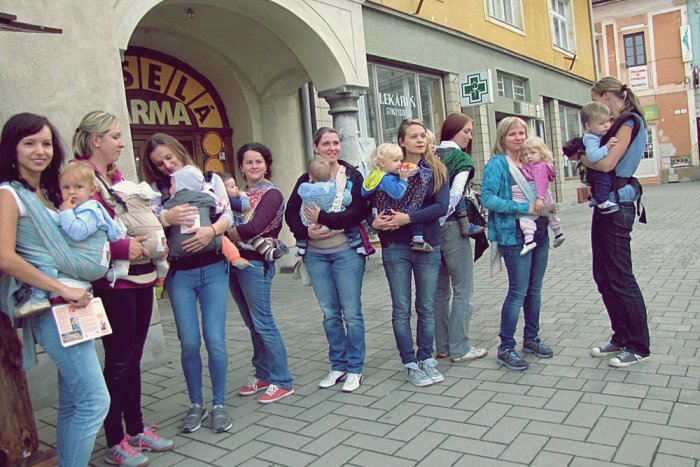 Ilustračný obrázok k článku OBRAZOM: Do rožňavských ulíc vyrazili šatkujúci rodičia!