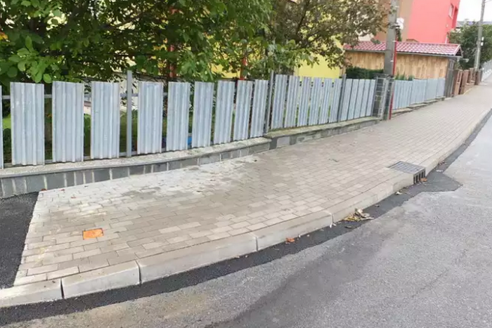 Ilustračný obrázok k článku Ďalšia ulica v Prešove, na ktorej sa dočkali nového chodníka: Stihli ho dokonca v predtermíne
