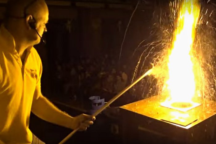 Ilustračný obrázok k článku Odhaľte tajomstvá energie: Do Nitry smeruje vedecká show Michaela Londesborougha!