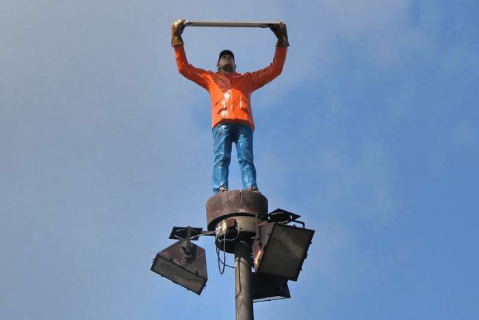 Ilustračný obrázok k článku FOTO: Ako vztyčovali Istvána nad Rondelom? Známa socha je v Žiline už sedem rokov