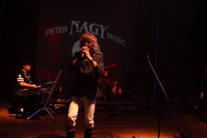 Ilustračný obrázok k článku Peter Nagy v rodnom Prešove predviedol zmysel pre humor: O vtipné momenty nebola núdza, zaujal aj pes na pódiu!