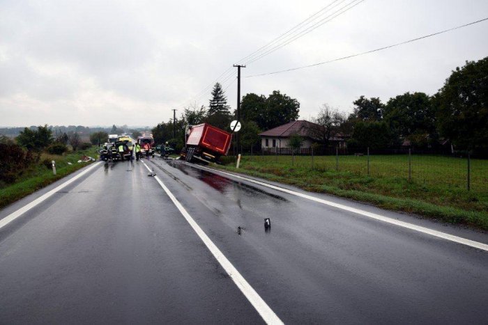 Ilustračný obrázok k článku FOTO priamo z miesta vážnej nehody: Osobné auto sa čelne zrazilo s kamiónom