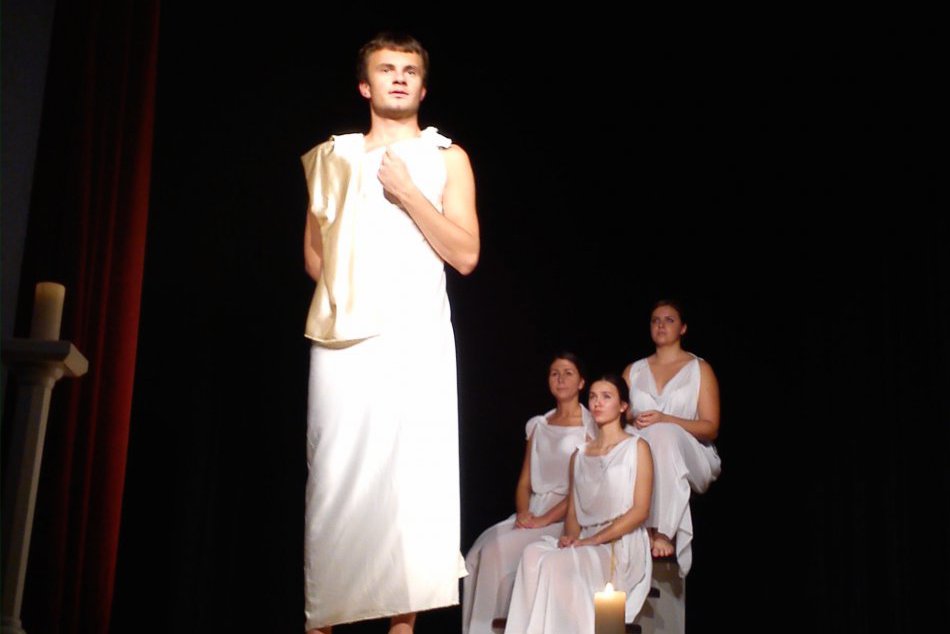 Ilustračný obrázok k článku Antická tragédia na javisku Domu kultúry: DIVBILNKY zahrali Antigonu