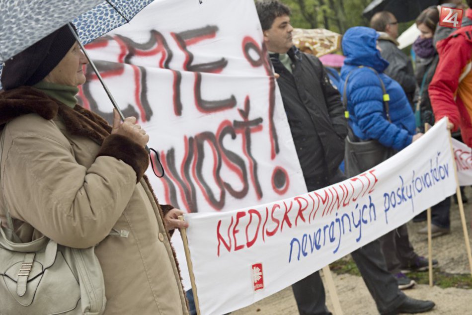 Ilustračný obrázok k článku OBRAZOM: Bratislavčania dnes protestovali pred Úradom vlády. Za zvýšenie príspevku ľuďom odkázaných na pomoc