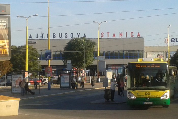 Ilustračný obrázok k článku Na Staničnom námestí obnovia dopravu: K vlakom aj autobusom bez obmedzení!