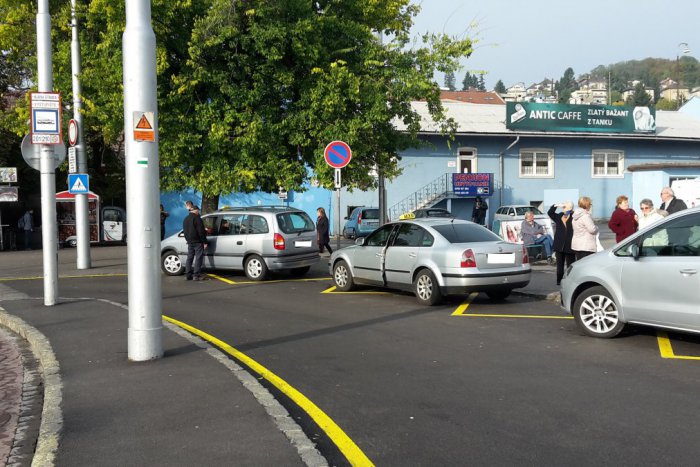 Ilustračný obrázok k článku Taxikári sa pred Hlavnou stanicou „vynašli". Využili medzeru v zákone a naďalej na obratisku parkujú