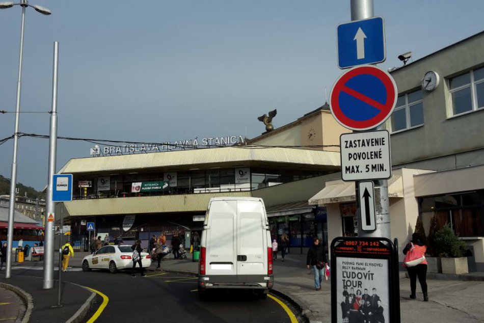 Ilustračný obrázok k článku Na lavičke pre Hlavnou stanicou ležala mŕtvola muža