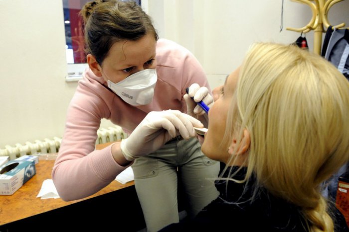 Ilustračný obrázok k článku V Lučenci je stále najviac chorých: Najúčinnejšia ochrana je podľa odborníkov očkovanie