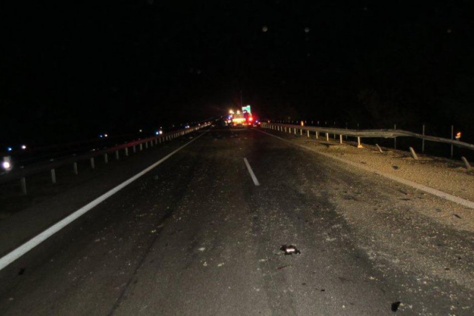 Ilustračný obrázok k článku Nešťastie na R1: Dve nehody v priebehu 5 minút, muž (†57) mŕtvy, traja zranení, dieťa prevážal vrtuľník