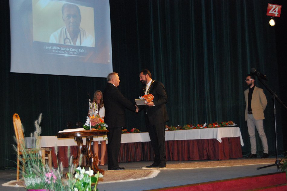 Ilustračný obrázok k článku Dostalo sa im veľkej pocty: Ceny mesta Nové Zámky 2015. FOTO