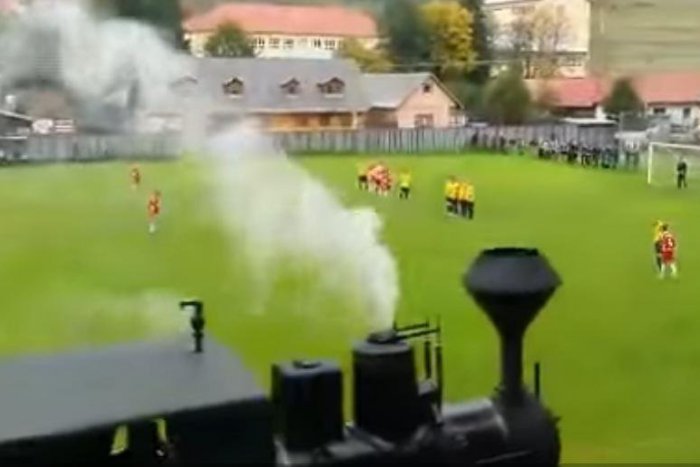 Ilustračný obrázok k článku Balocký futbalový zápas už aj v austrálskej telke: Moderátor síce mimo, ale diváci sa bavili...