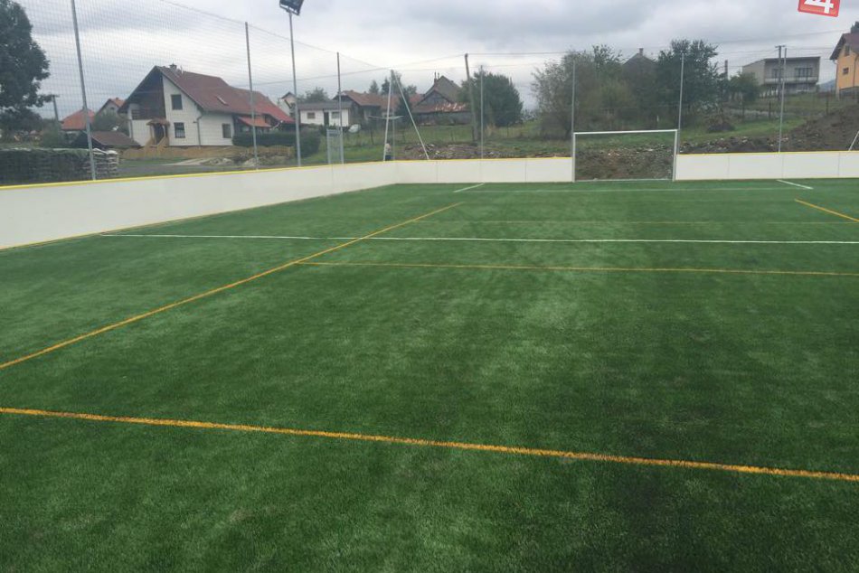 Ilustračný obrázok k článku Dedina pri Mikuláši sa pýši novým multifunkčným ihriskom: Z kasy si ešte priplatili za zväčšenie, FOTO