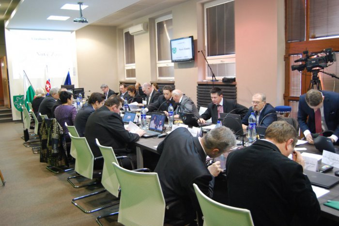 Ilustračný obrázok k článku Hlasovanie na trikrát: Poznáme meno nového konateľa Bytkomfortu