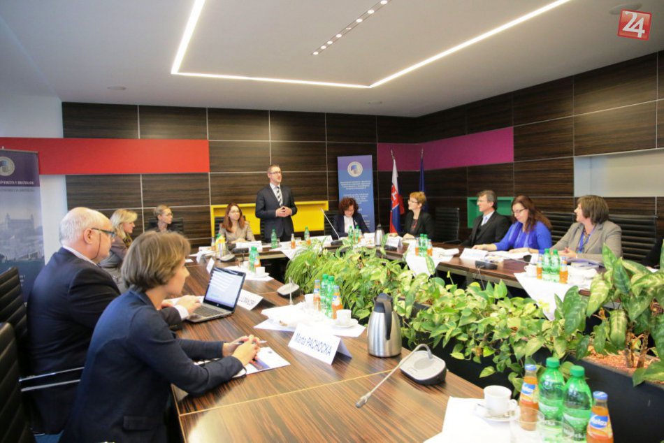 Ilustračný obrázok k článku Na Ekonomickej univerzite tento týždeň prednášajú profesori z 13 krajín