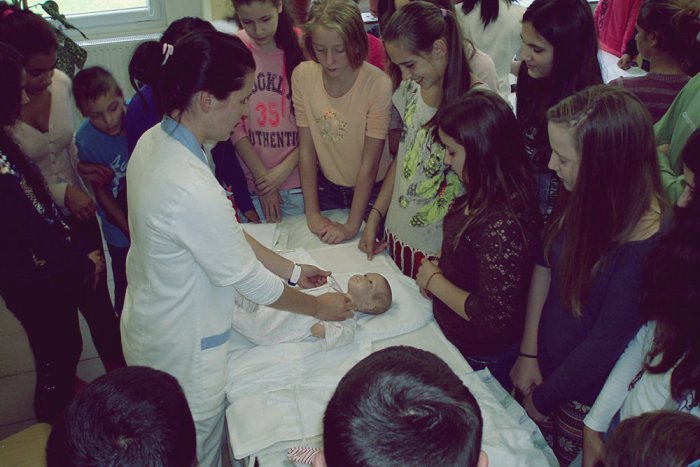 Ilustračný obrázok k článku Oživovanie, odber krvi a masážne techniky: Študenti Strednej zdravotníckej školy predviedli svoje znalosti malým žiakom