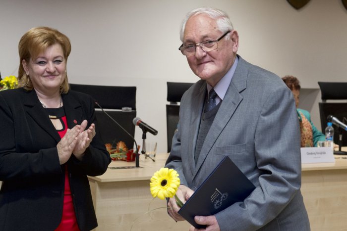 Ilustračný obrázok k článku ÚPN ocenil 36 ľudí, prenasledovaných komunistickým režimom. Ocenení sa podelili aj o svoje bolestné spomienky