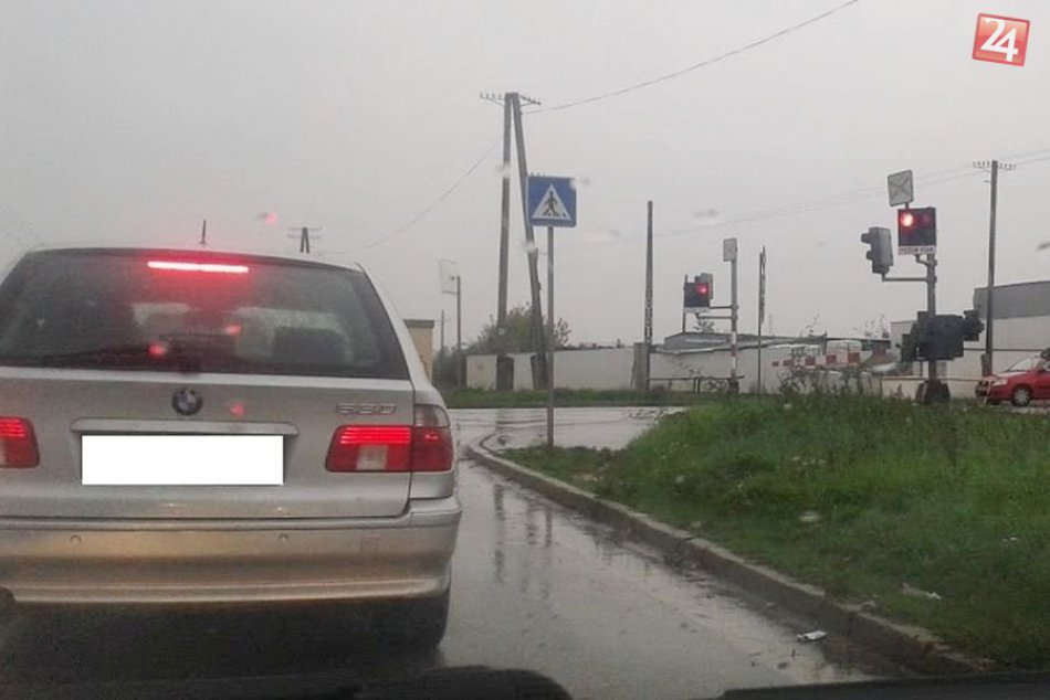 Ilustračný obrázok k článku Neprejazdné železničné priecestia a dopravné zápchy: Vieme, čo spôsobilo kolaps dopravy!