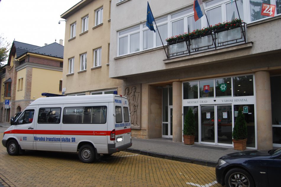 Ilustračný obrázok k článku Mestský úrad netradične: Biele plášte, hadičky a ihly. FOTO z miesta