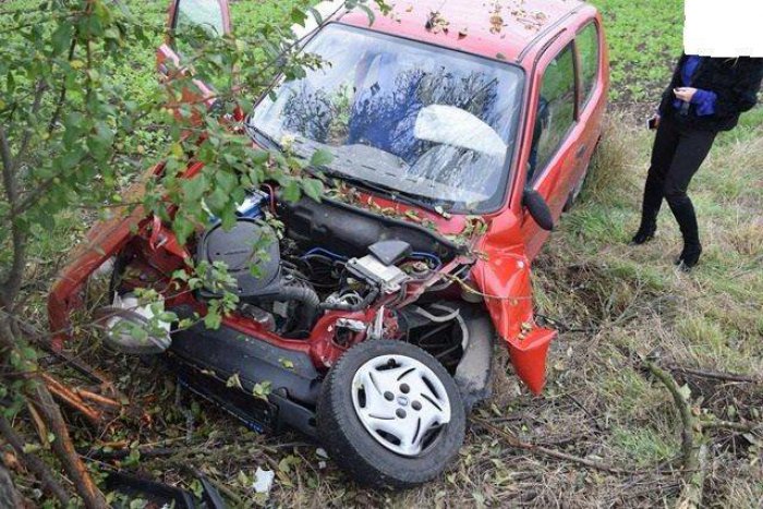 Ilustračný obrázok k článku Fiat pri Sliači skončil v priekope: Vodička pozrela na kabelku a vtedy to prišlo!