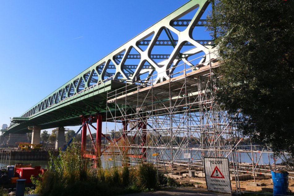 Ilustračný obrázok k článku Neuveriteľné sa stalo skutočným! Nový Starý most už spája oba brehy FOTO+VIDEO