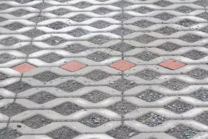 Ilustračný obrázok k článku FOTO: Novinka na sídlisku Sekčov. Parkovisko s reflexnými prvkami!