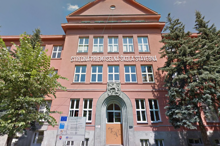 Ilustračný obrázok k článku Športové osobnosti, ministri a dokonca aj známa misska: Pozrite, kto dral lavice na prešovskej priemyslovke