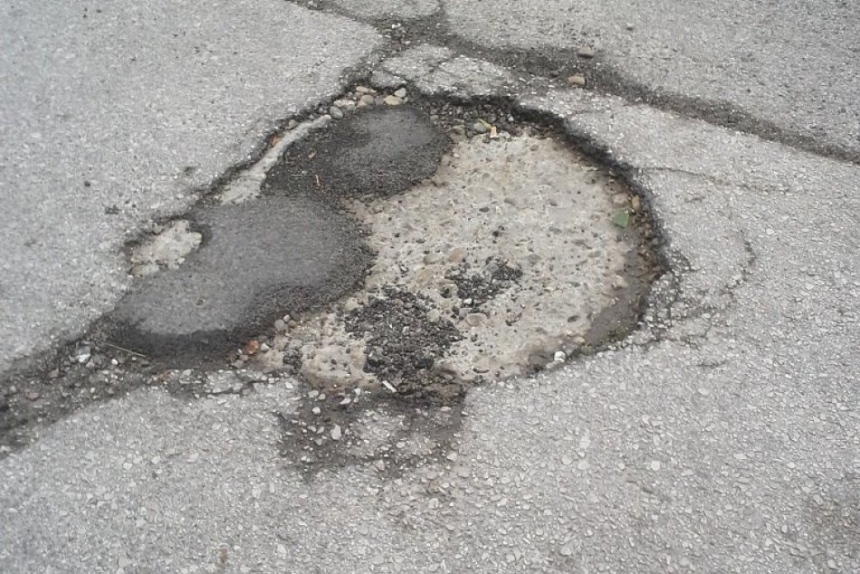 Ilustračný obrázok k článku Študenti STÚ ponúkli vodičom testovanie aplikácie na vyhnutie sa výtlkom