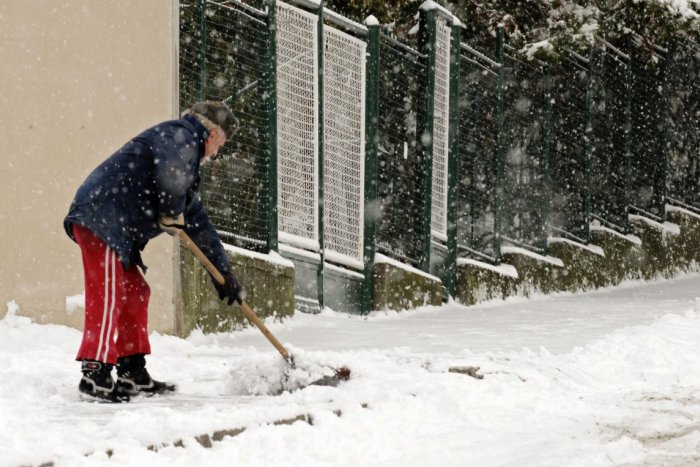 Ilustračný obrázok k článku Dávky v hmotnej núdzi si musia odpracovať aj v zime: Samosprávy nakupujú zateplené oblečenie a obuv