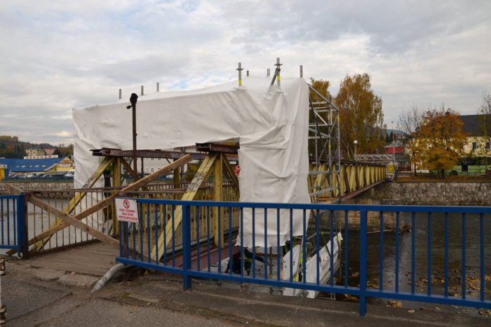 Ilustračný obrázok k článku Začala sa oprava lavice ponad Váh. Chodci, modlite sa za dobré počasie!