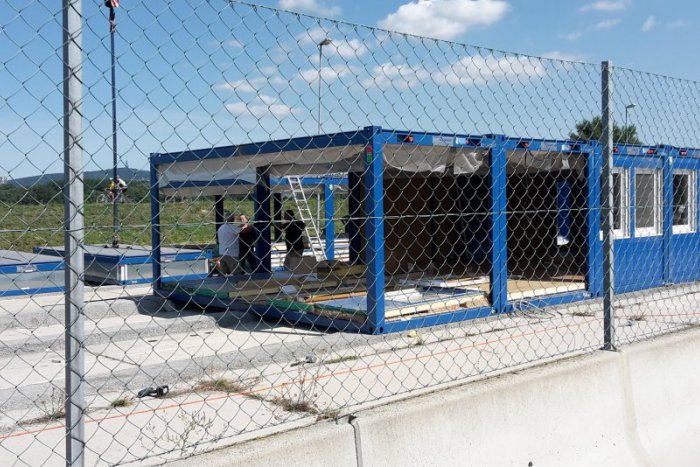 Ilustračný obrázok k článku V utečeneckom tábore na rakúsko-slovenskej hranici v Bergu je pokoj