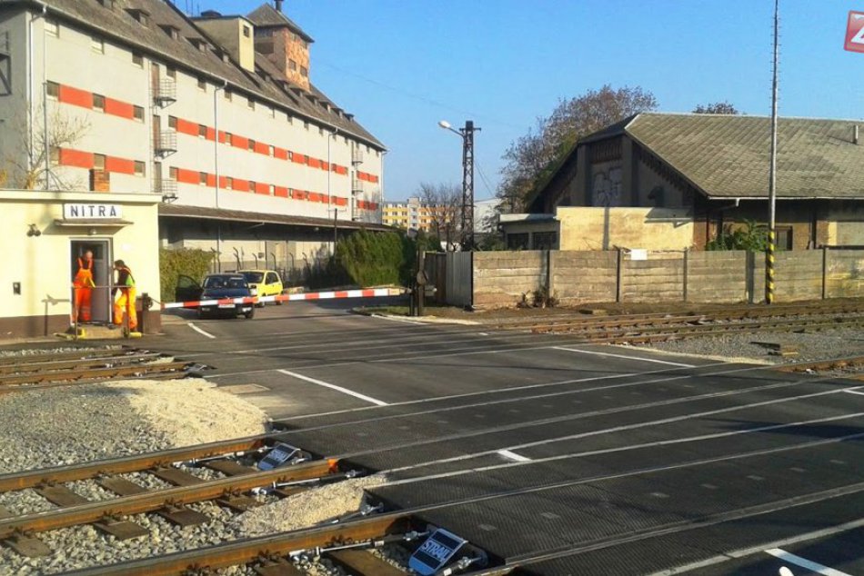 Ilustračný obrázok k článku Tlmiče si vydýchnu: Frekventované železničné priecestie je zrekonštruované!