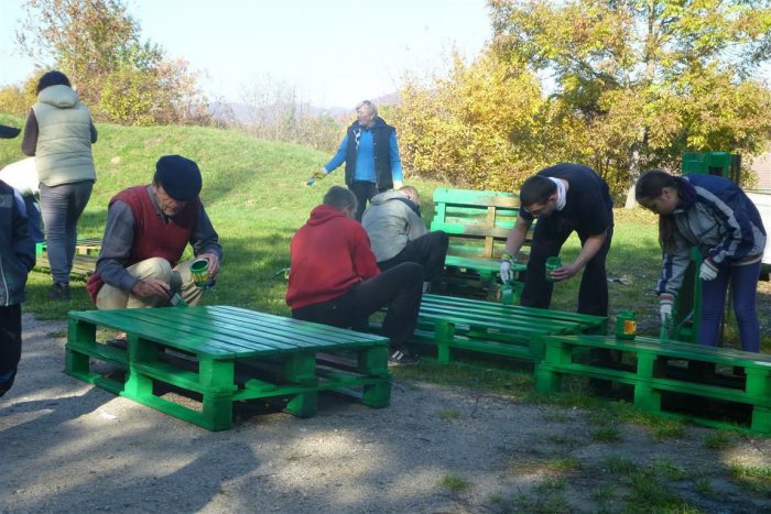 Ilustračný obrázok k článku Takto sa v Bystrici rodí komunitná obývačka: Do výroby nábytku sa pustili dvojročný chlapec aj sedemdesiatnici FOTO