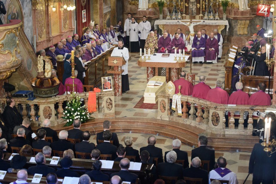 Ilustračný obrázok k článku Tisícky veriacich zaplnili Nitriansky hrad: Rozlúčili sa s kardinálom Korcom