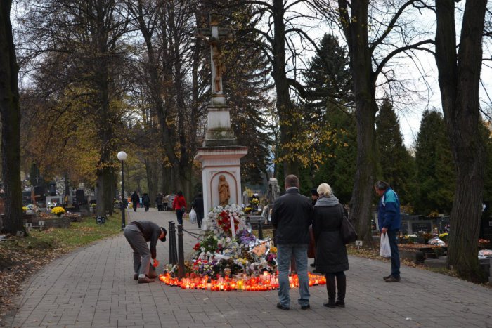 Ilustračný obrázok k článku Sviatok všetkých svätých a Dušičky. Ružomberské cintoríny sú pripravené