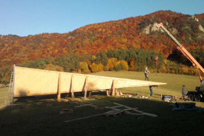 Ilustračný obrázok k článku Nevšedný objekt mladého výtvarníka: Nad obcou Súľov vyrastá pyramída!