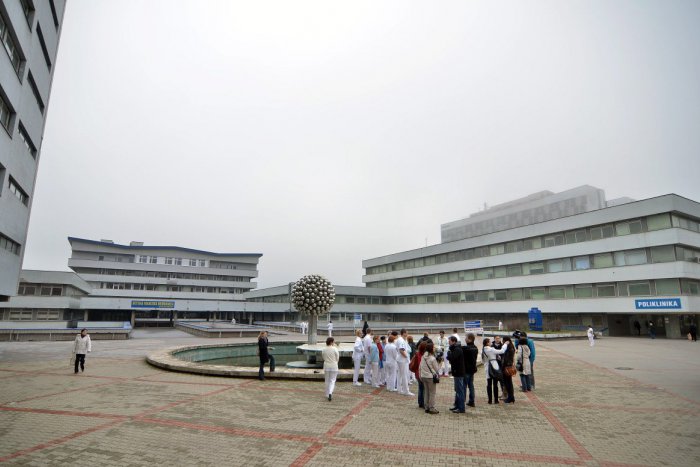 Ilustračný obrázok k článku Obmedzenia pre pacientov aj sanitky v areáli Rooseveltky: Buďte pripravení, uzavrú vstup aj cesty!